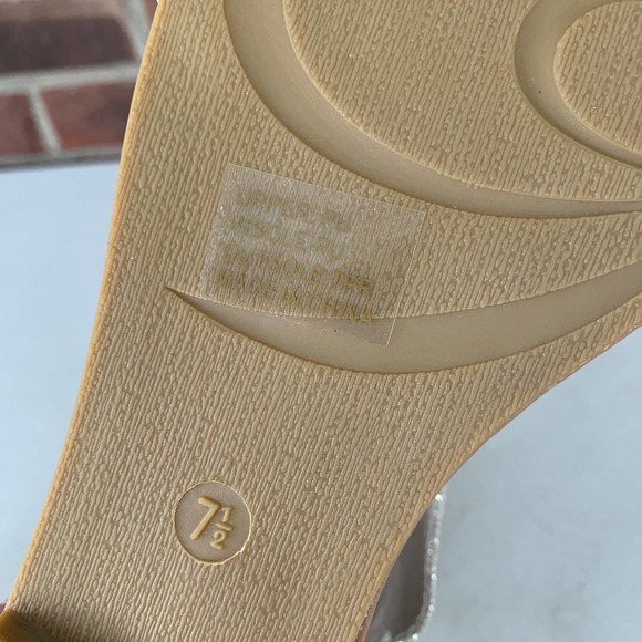 Journee Collection Gold Back zip T-Strap Flat Sandals Women's US 7.5 NEW - Picture 8 of 8